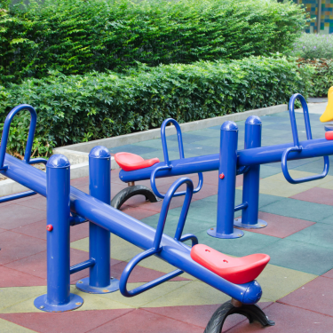 Резиновая плитка — практичное и безопасное покрытие для улицы и помещений. В статье — подробное описание материала, его назначение, клю...