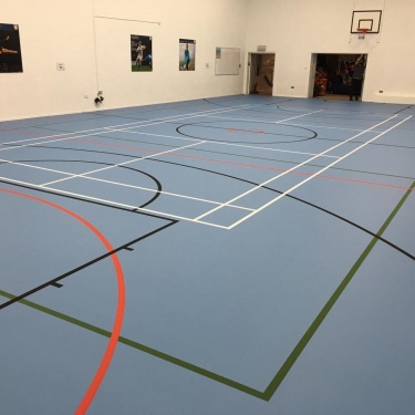 Статья о том, почему спортивная разметка в школьном спортзале — это не просто линии на полу, а важный элемент безопасности, порядка и интерес...