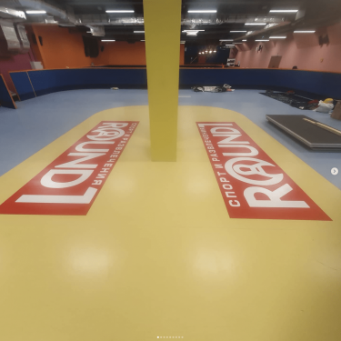 Спортивный линолеум сочетает в себе надёжность, амортизацию и безопасность. В статье — преимущества материала, где он используется, как уклад...