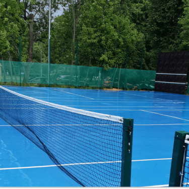 Выбор оборудования для тенниса — это не про ракетки и мяч. Речь о корте, сетке, стойках, покрытии и точной геометрии. Как создать корт, где п...