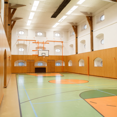 Укладка спортивного линолеума в школьном спортзале — это не просто настил покрытия, а важный технологический процесс. В статье — основн...