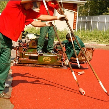 Резиновое покрытие — один из самых практичных вариантов для спортивных площадок на улице и в помещении. В статье — обзор популярных мат...